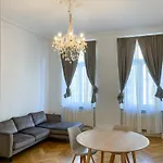 Stadtwohnung, Zentrale Lage, Stilvoll Vollmoebliert